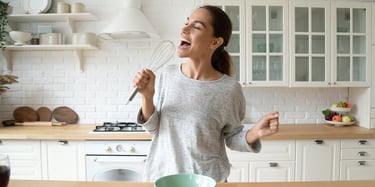 mujer canta con batidor